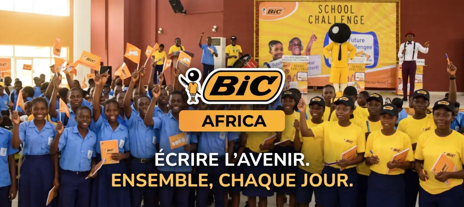 Enfants au Cameroun dans une école avec BIC