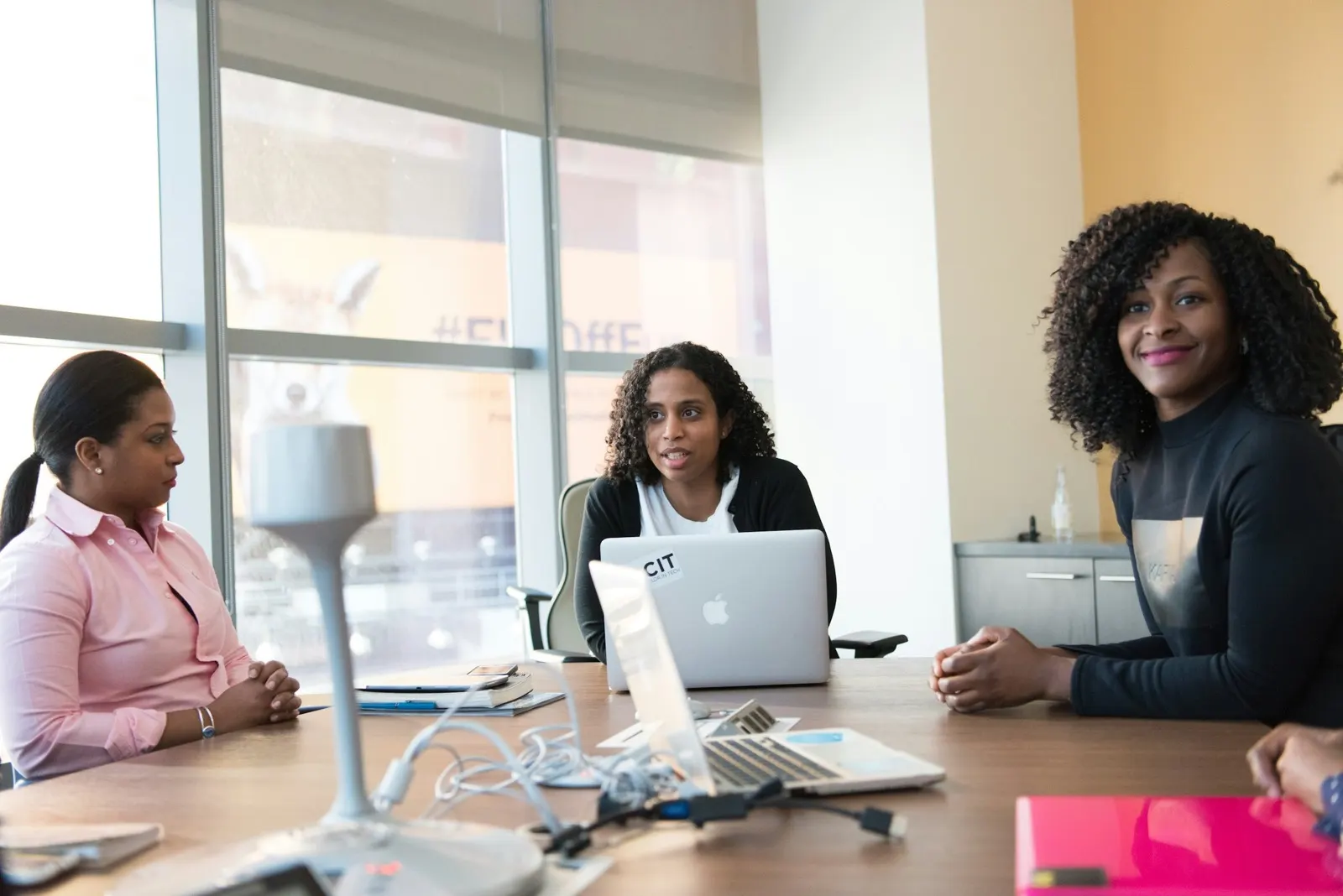 Deux femmes en réunion de travail