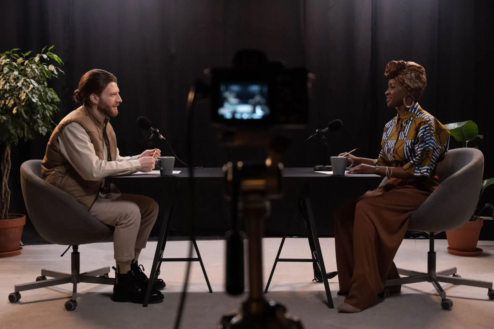 Interview filmée en studio, face à une caméra