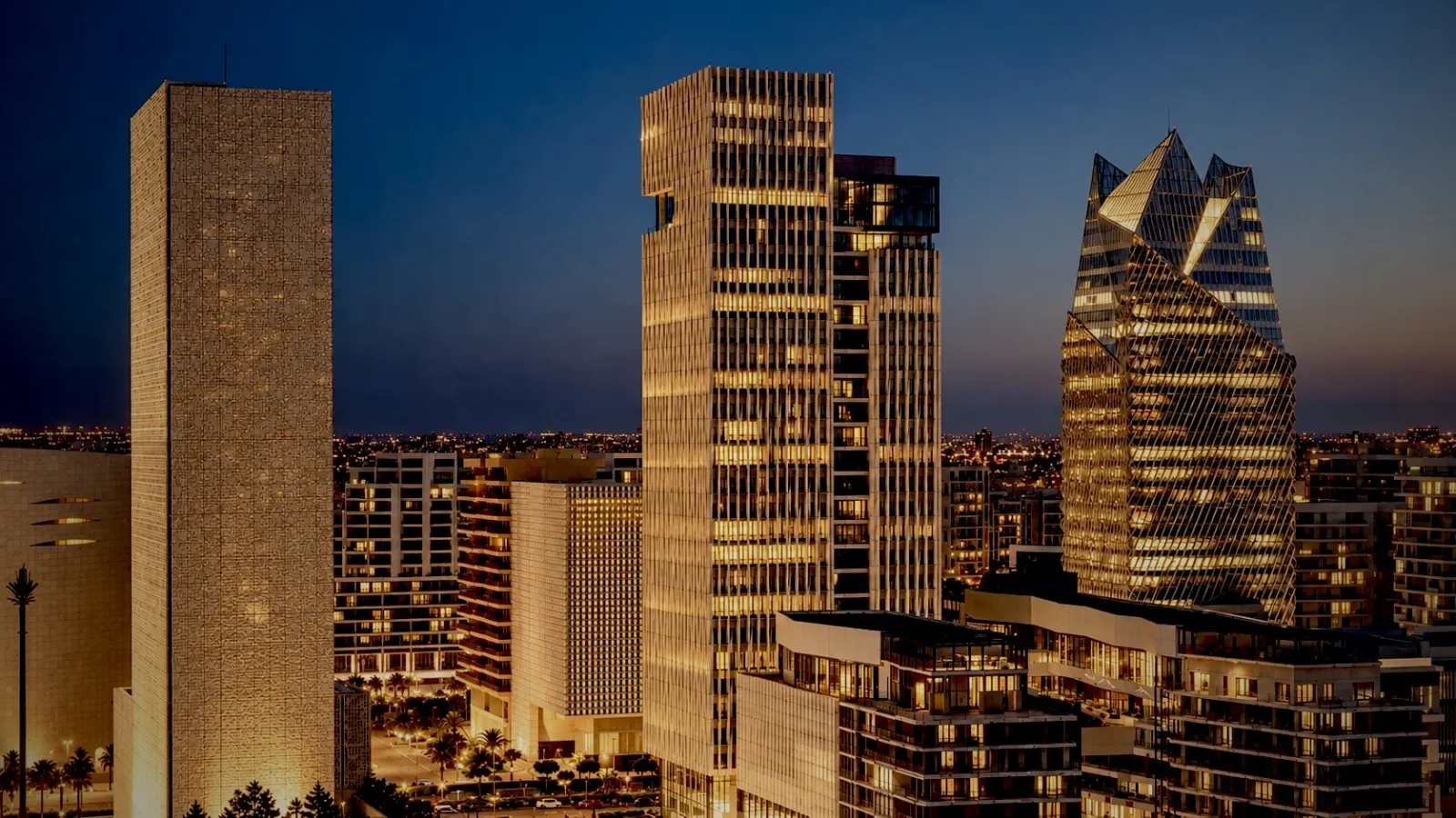 Tours de bureaux contemporaines illuminées au crépuscule à Casablanca finance city  