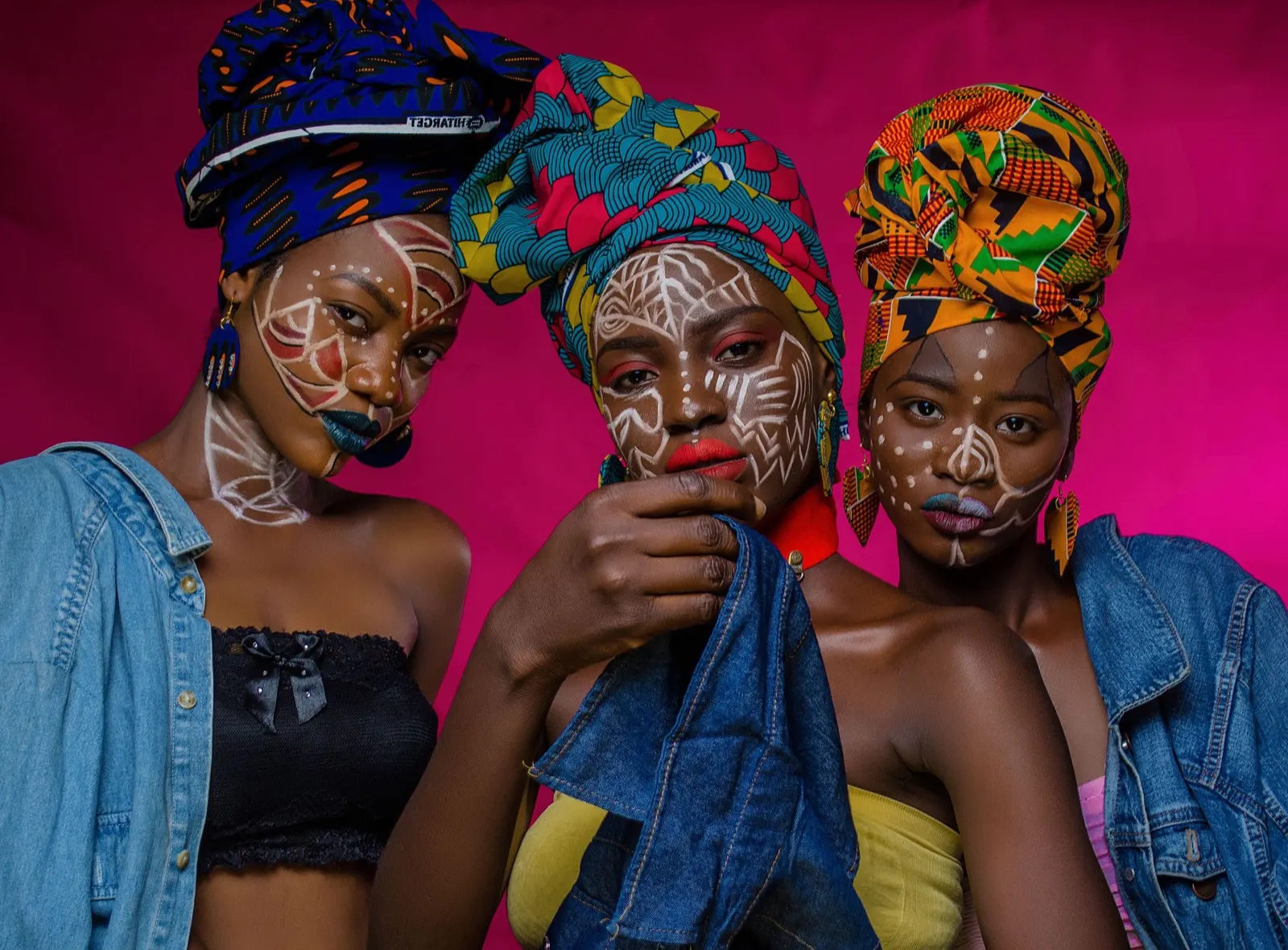 Trois femmes en foulards colorés et maquillage graphique, séance photo en studio